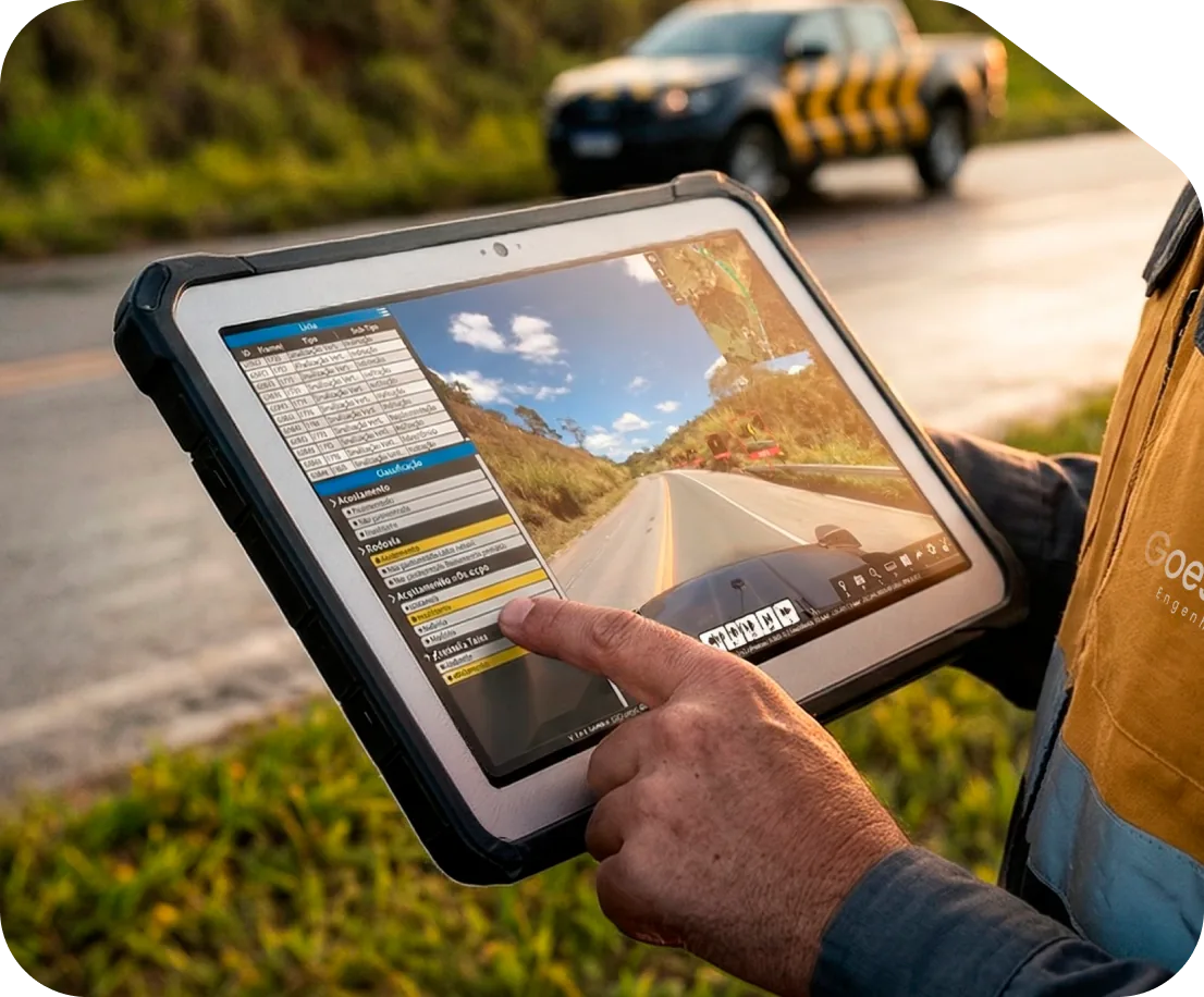 Especialista GoesTech analisando dados do pavimento em campo